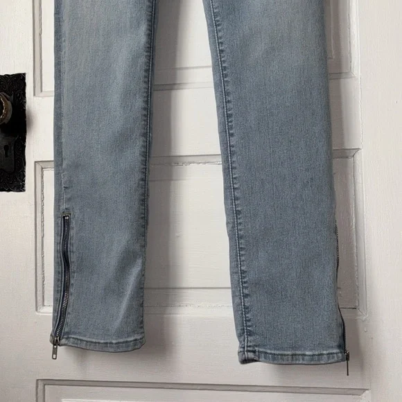 LEVI’S 724 HIGH RISE STRAIGHT BUTTON SHANK LIGHT WASH JEANS - Picture 5 of 12